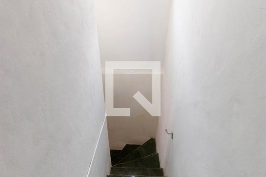 Escada de casa para alugar com 2 quartos, 95m² em Jardim Vera Cruz(zona Leste), São Paulo
