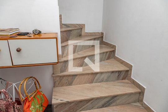 Escada de casa para alugar com 3 quartos, 220m² em Jardim Borborema, São Bernardo do Campo