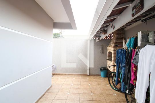 Quintal com Churrasqueira de casa à venda com 3 quartos, 190m² em Vila Nivi, São Paulo