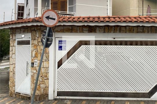 Fachada com plaquinha de casa à venda com 3 quartos, 190m² em Vila Nivi, São Paulo