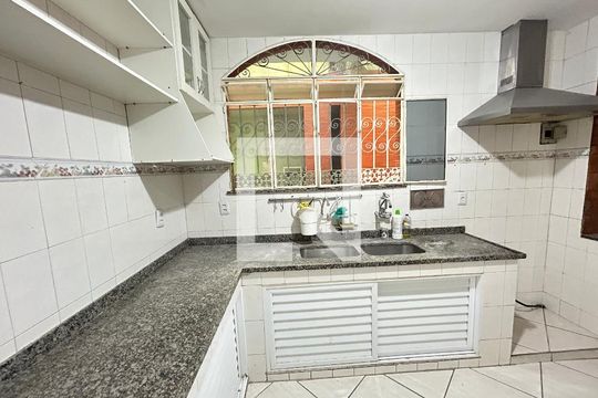 Cozinha de casa de condomínio para alugar com 3 quartos, 239m² em Vila Valqueire, Rio de Janeiro