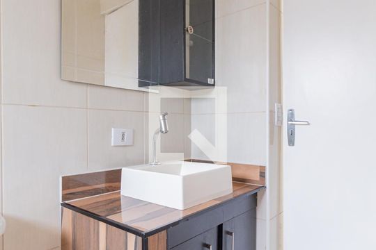 Banheiro de apartamento para alugar com 2 quartos, 65m² em Presidente Altino, Osasco