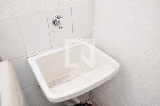Detalhe - Área de Serviço e Quintal de casa de condomínio para alugar com 2 quartos, 100m² em Vila Nina, São Paulo
