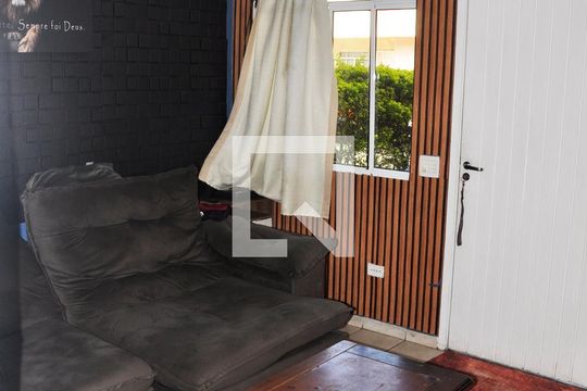 Sala de casa de condomínio para alugar com 2 quartos, 100m² em Vila Nina, São Paulo
