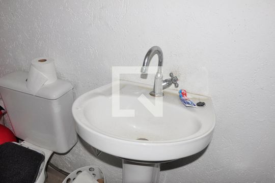 Lavabo de casa de condomínio para alugar com 2 quartos, 100m² em Vila Nina, São Paulo