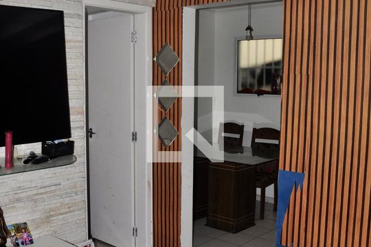 Sala de casa de condomínio para alugar com 2 quartos, 100m² em Vila Nina, São Paulo