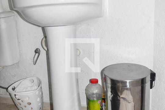Lavabo de casa de condomínio para alugar com 2 quartos, 100m² em Vila Nina, São Paulo