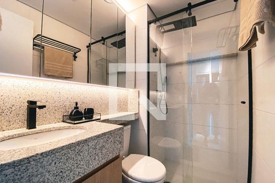 Banheiro de kitnet/studio para alugar com 1 quarto, 26m² em Butantã, São Paulo