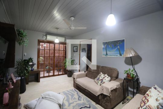 Casa à venda com 2 quartos, 140m² em São José, Canoas