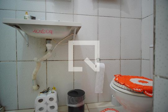Banheiro Corredor de apartamento para alugar com 1 quarto, 34m² em São Geraldo, Porto Alegre