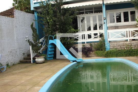 Piscina de casa à venda com 3 quartos, 300m² em Vila Jardim, Porto Alegre