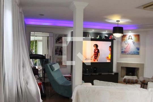 Sala de casa à venda com 3 quartos, 300m² em Vila Jardim, Porto Alegre