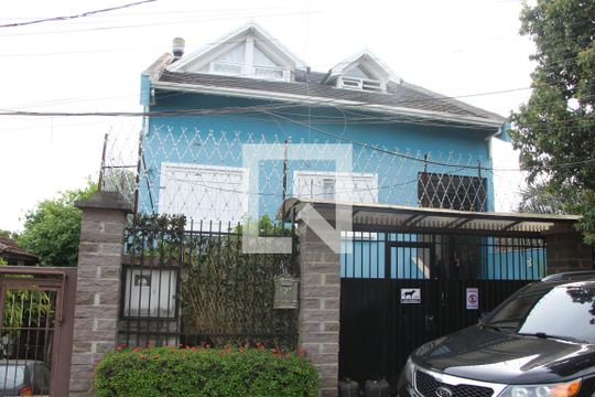 Fachada de casa à venda com 3 quartos, 300m² em Vila Jardim, Porto Alegre