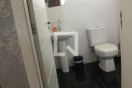 Banheiro 1 de casa à venda com 3 quartos, 300m² em Vila Jardim, Porto Alegre