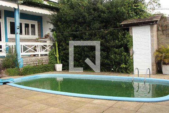Piscina de casa à venda com 3 quartos, 300m² em Vila Jardim, Porto Alegre