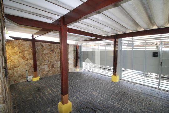 Garagem de casa à venda com 3 quartos, 136m² em Vila Vitorio Mazzei, São Paulo