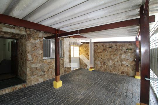 Garagem de casa à venda com 3 quartos, 136m² em Vila Vitorio Mazzei, São Paulo