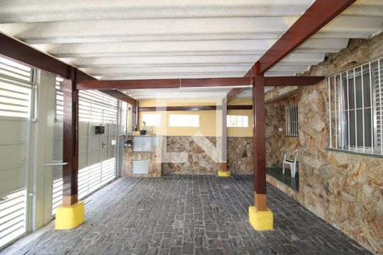 Garagem de casa à venda com 3 quartos, 136m² em Vila Vitorio Mazzei, São Paulo