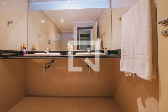 Banheiro da Suíte 4 de apartamento para alugar com 4 quartos, 217m² em Ondina, Salvador