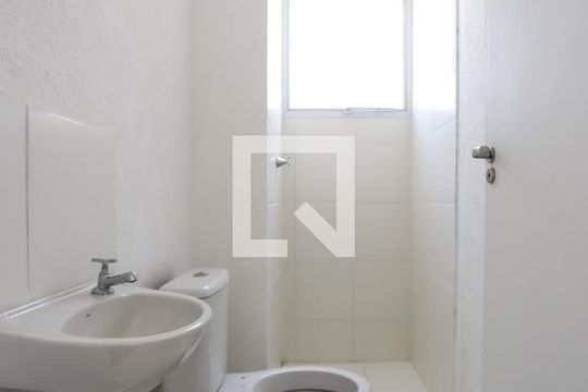 Banheiro de apartamento para alugar com 2 quartos, 42m² em Jardim do Lago, São Paulo