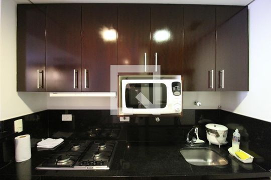 Cozinha de apartamento para alugar com 2 quartos, 82m² em Itaim Bibi, São Paulo