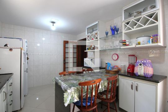 Cozinha de casa de condomínio à venda com 4 quartos, 350m² em Jacarepaguá, Rio de Janeiro