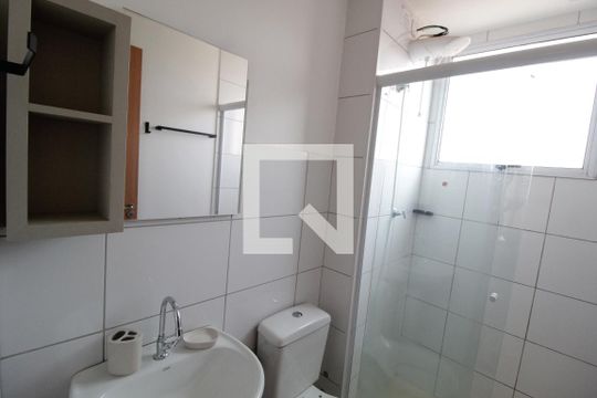Banheiro Social de apartamento para alugar com 2 quartos, 45m² em Chácaras Tubalina E Quartel, Uberlândia