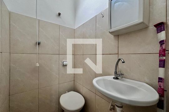 Banheiro de kitnet/studio para alugar com 1 quarto, 10m² em Santo Amaro, São Paulo