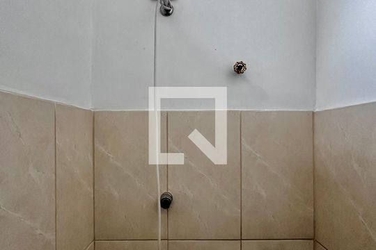 Banheiro de kitnet/studio para alugar com 1 quarto, 10m² em Santo Amaro, São Paulo