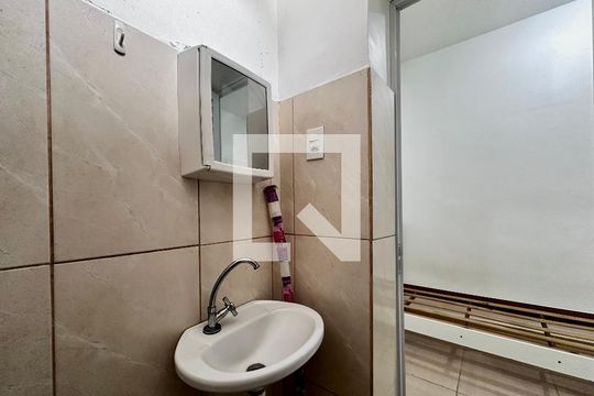 Banheiro de kitnet/studio para alugar com 1 quarto, 10m² em Santo Amaro, São Paulo