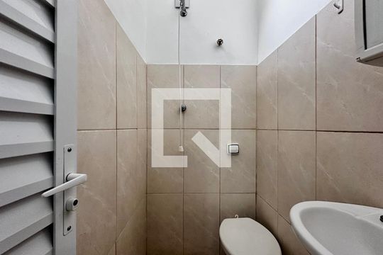 Banheiro de kitnet/studio para alugar com 1 quarto, 10m² em Santo Amaro, São Paulo