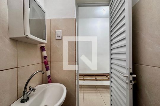 Banheiro de kitnet/studio para alugar com 1 quarto, 10m² em Santo Amaro, São Paulo