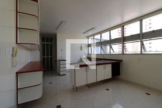 Cozinha de apartamento à venda com 3 quartos, 205m² em Vila Bastos, Santo André