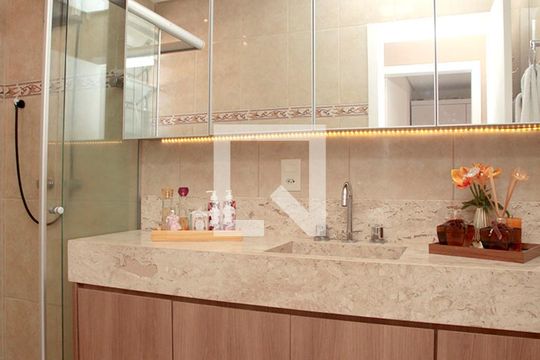 Banheiro de apartamento à venda com 2 quartos, 87m² em Santana, Porto Alegre