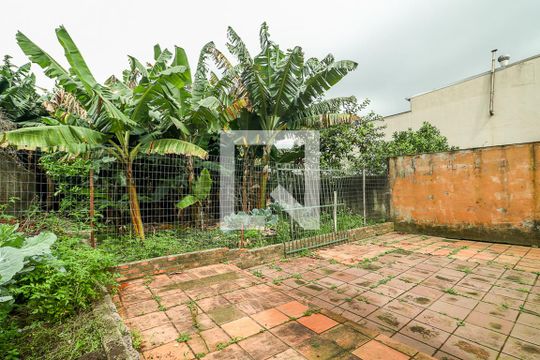 Quintal de casa à venda com 2 quartos, 95m² em Vila Jardim, Porto Alegre