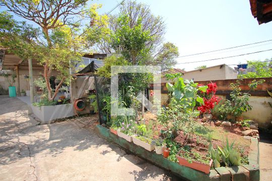 Quintal  de casa à venda com 3 quartos, 396m² em Esplanada, Belo Horizonte
