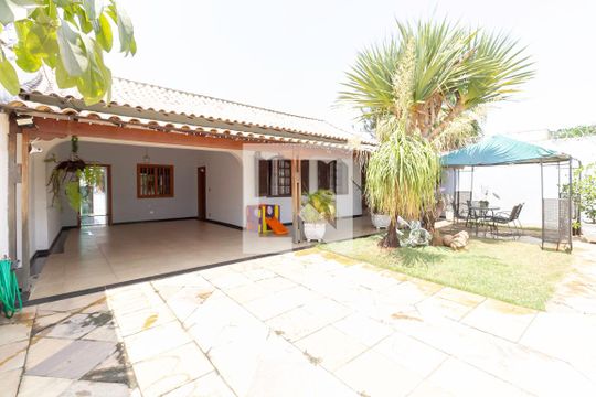 Fachada de casa à venda com 4 quartos, 256m² em Santa Amélia, Belo Horizonte