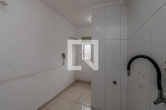 Cozinha e área de serviço de apartamento para alugar com 2 quartos, 45m² em Parque Bristol, São Paulo