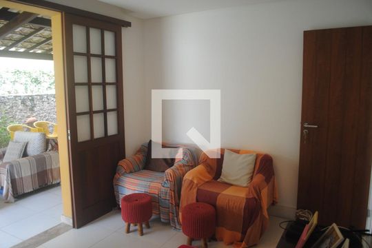 Sala de TV de casa de condomínio para alugar com 5 quartos, 420m² em Jaguaribe, Salvador