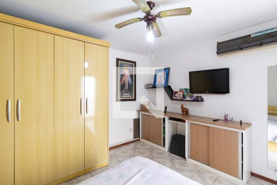 Suíte de casa à venda com 5 quartos, 224m² em Bandeiras, Osasco
