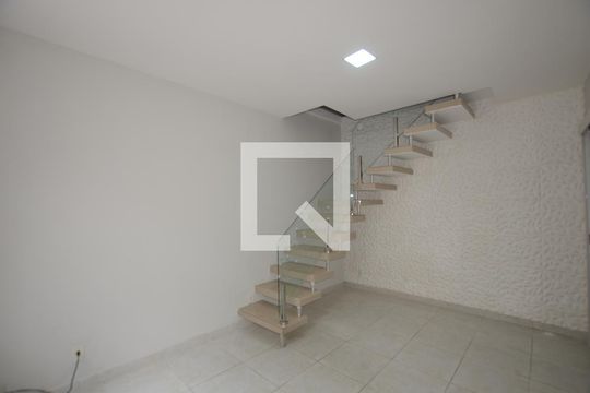 Sala de casa para alugar com 2 quartos, 110m² em Bento Ribeiro, Rio de Janeiro