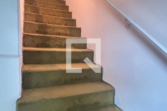 Escada de casa para alugar com 3 quartos, 196m² em Parque Novo Oratório, Santo André