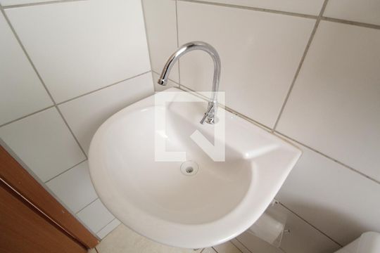 Banheiro de apartamento para alugar com 2 quartos, 54m² em Shopping Park, Uberlândia