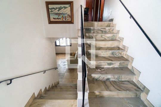 Escada de casa à venda com 3 quartos, 220m² em Indianópolis, São Paulo