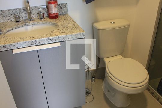 Banheiro de apartamento à venda com 3 quartos, 67m² em Passo da Areia, Porto Alegre