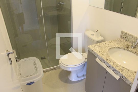 Banheiro de apartamento à venda com 3 quartos, 67m² em Passo da Areia, Porto Alegre