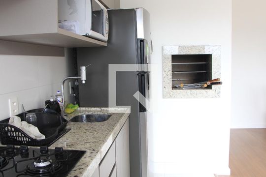 Cozinha de apartamento à venda com 3 quartos, 67m² em Passo da Areia, Porto Alegre