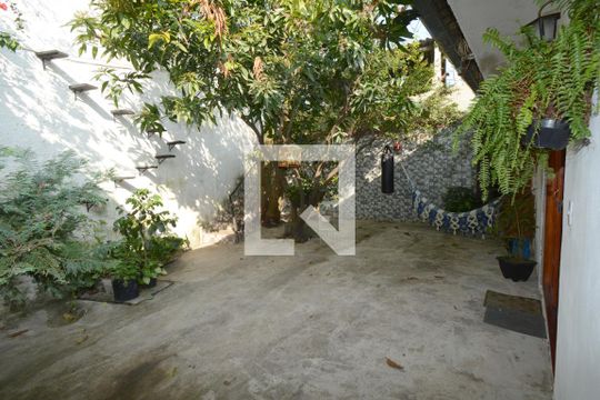 Quintal de casa à venda com 3 quartos, 232m² em Jardim Santa Francisca Cabrini, São Paulo