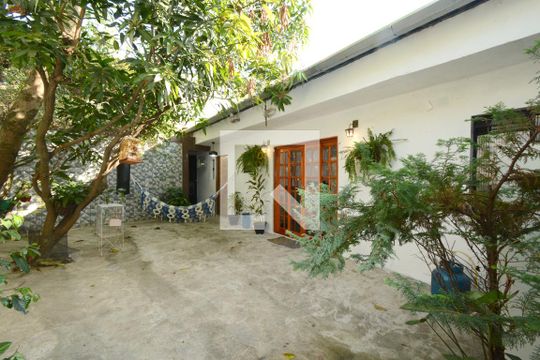 Quintal de casa à venda com 3 quartos, 232m² em Jardim Santa Francisca Cabrini, São Paulo