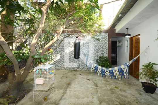 Quintal de casa à venda com 3 quartos, 232m² em Jardim Santa Francisca Cabrini, São Paulo
